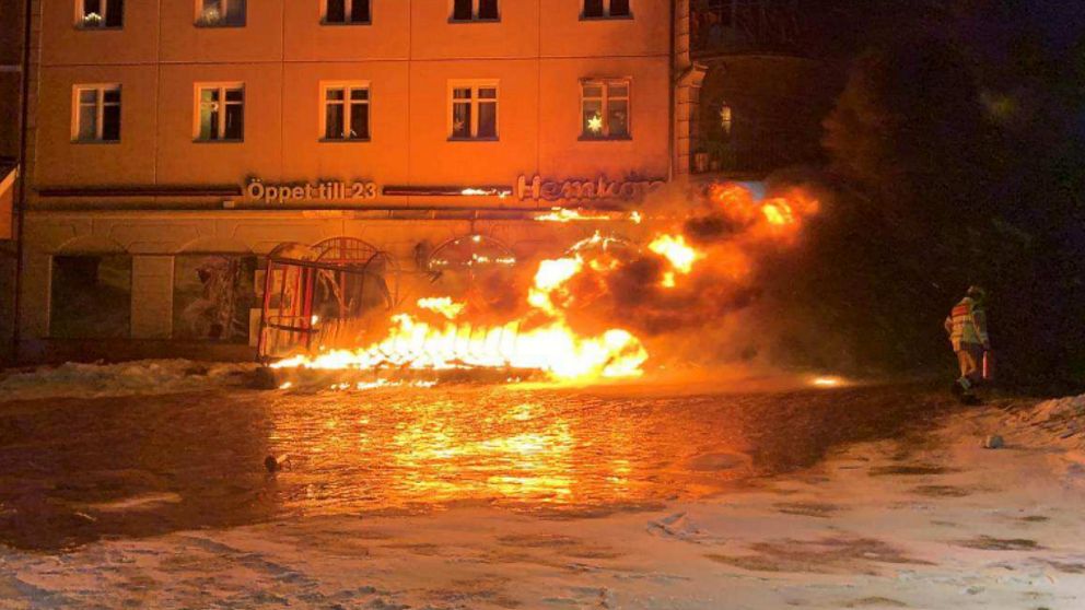 En brand rasar utanför en matvaruaffär och lågorna står höga.