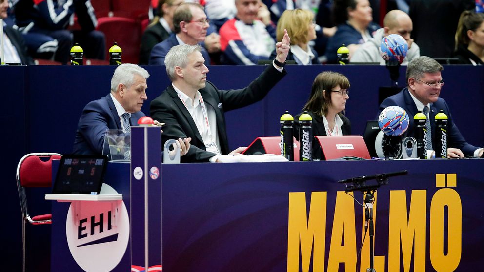 Dragan Nachevski (t.v) sparkas av europeiska handbollsförbundet.