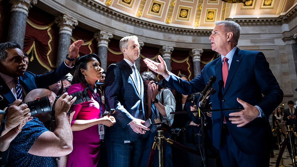 Representanthusets republikanske talman Kevin McCarthy ,öter reportrar.