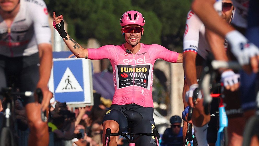 Roglic firar att han vunnit Giro d'Italia.