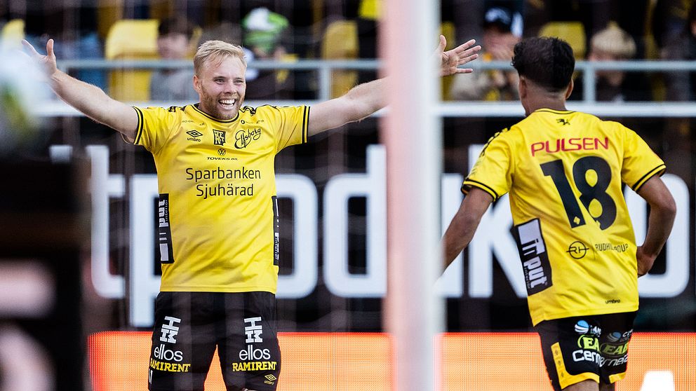 Elfsborgs Sveinn Guðjohnsen och Ahmed Qasem jublar efter 1-0