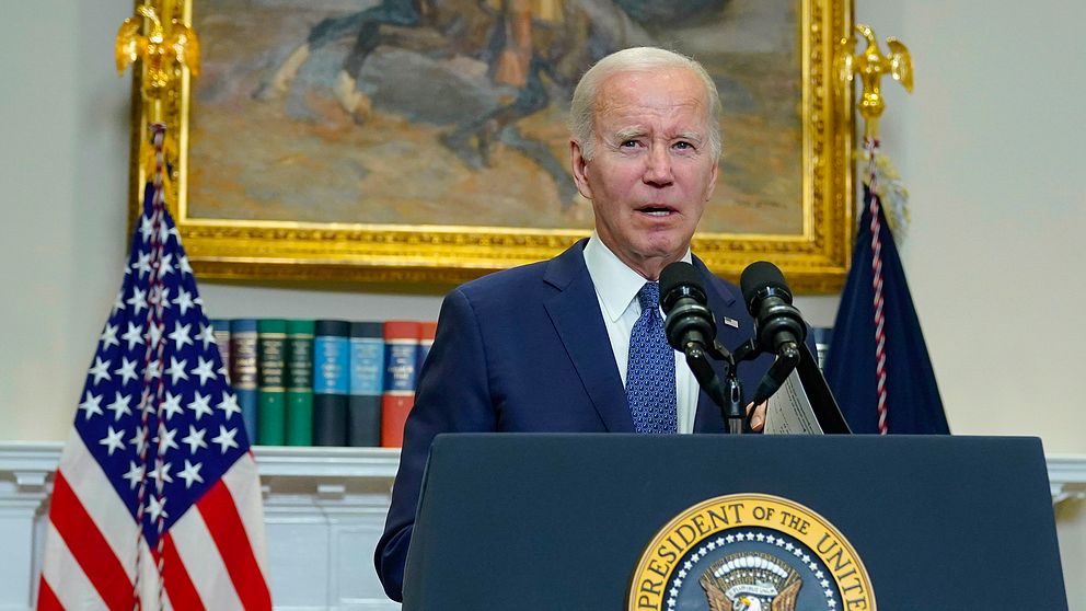 USA:s president Joe Biden står i en talarstol.