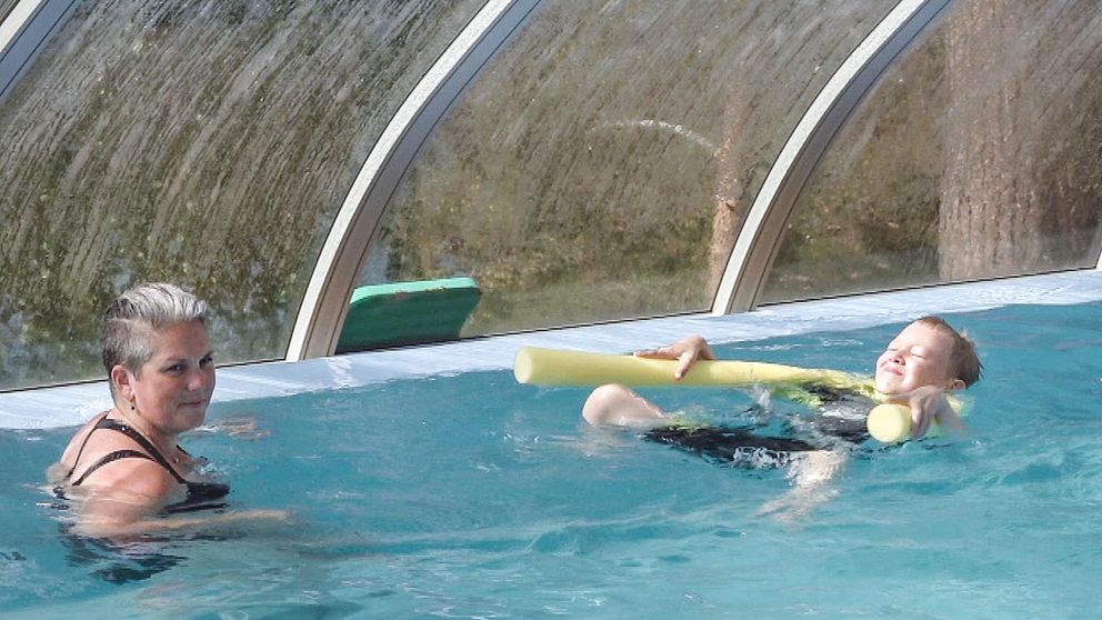 En bild på idrottsläraren Susanne Hansen tillsammans med ett barn i en pool.