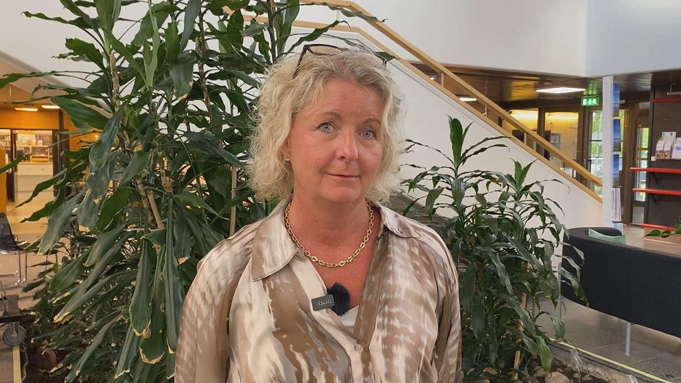 Tina Svensson-Hammargård, chef bildningsförvaltningen, står i kommunhuset och berättar om hur många barn som har kommit till Vemdalens förskola under senaste halvåret.