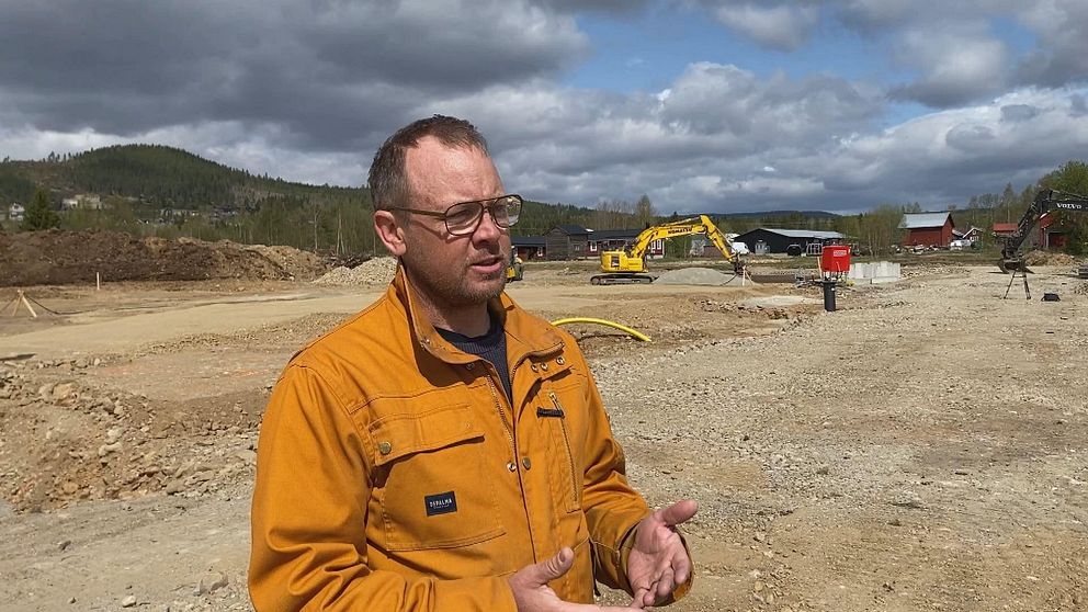 Vemdalfjällens företagarförenings ordförande Peter Broberg står på byggarbetsplatsen i Vemdalen där första spadtaget precis har tagits för nya butiker, kontor och en efterlängtad aktivitetshall. Hör Peter berätta om planerna för Vemdalen och arbetet bakom i klippet.