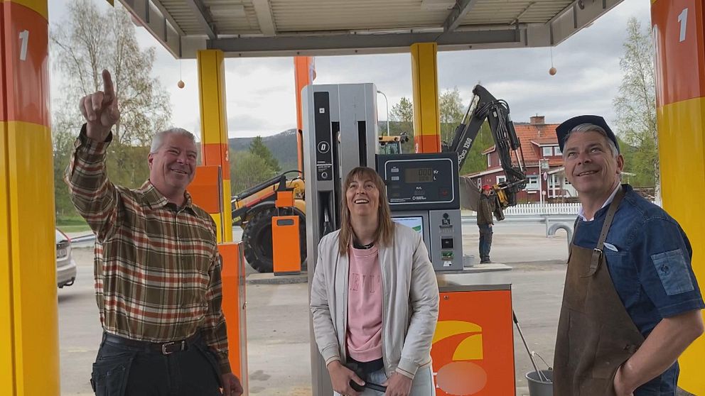 Från vänster; delägare macken Hubert Bergh, reporter Maria Broberg och mackens kock Patrik Bergh, står framför den nyöppnade macken i Vemdalen och visar den nya loggan.