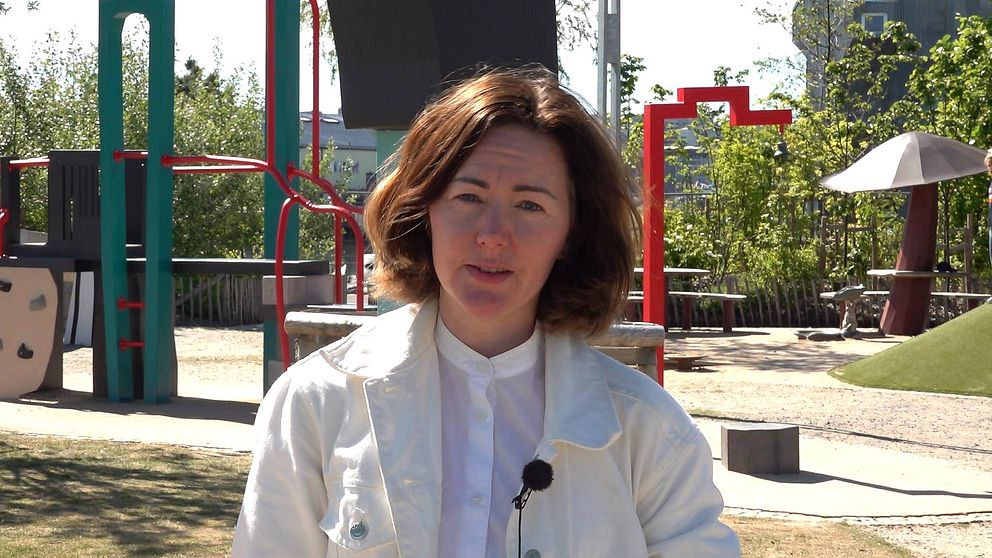 SVT:s reporter Liubov Nenasheva vid en lekplats