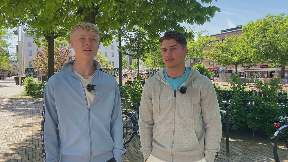 Eslövsungdomarna Hampus Ekström och Loke Bruce står på Stora torg i Eslöv och berättar om vad de tycker om kommunens trygghetssatsning.