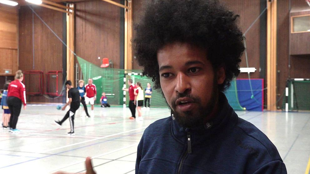 idrottskonsulenten Mousa Mousa i en sporthall där ungdomar tränar handboll