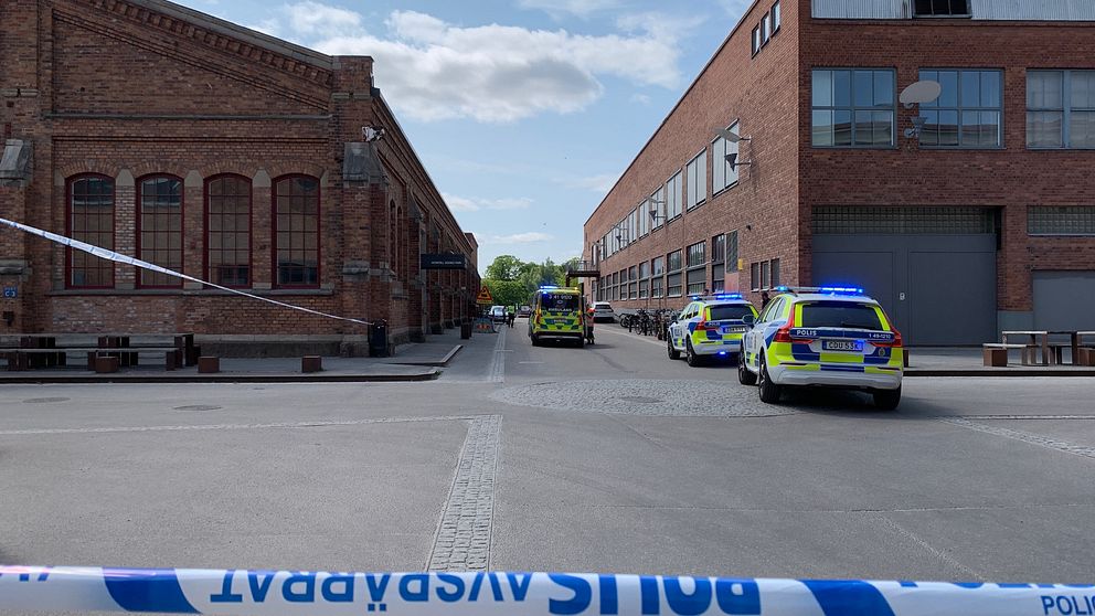 Polisavspärrningar och flera polisfordon står parkerade vid en skola.