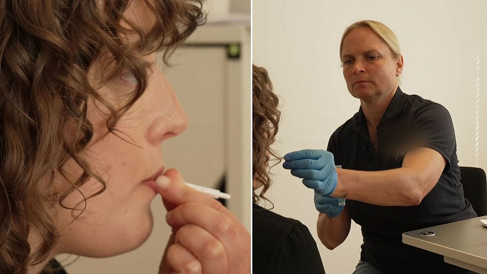 Ung kvinna med testspatel i munnen och sköterska med plasthandskar.
