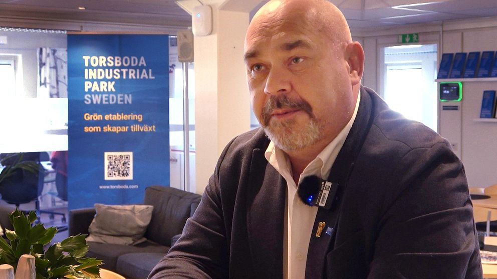 Torsbodabolagets vd Christian Söderberg, en man i 50-årsåldern, intervjuas av SVT, i bakgrunden syns bolagets reklambanderoll.