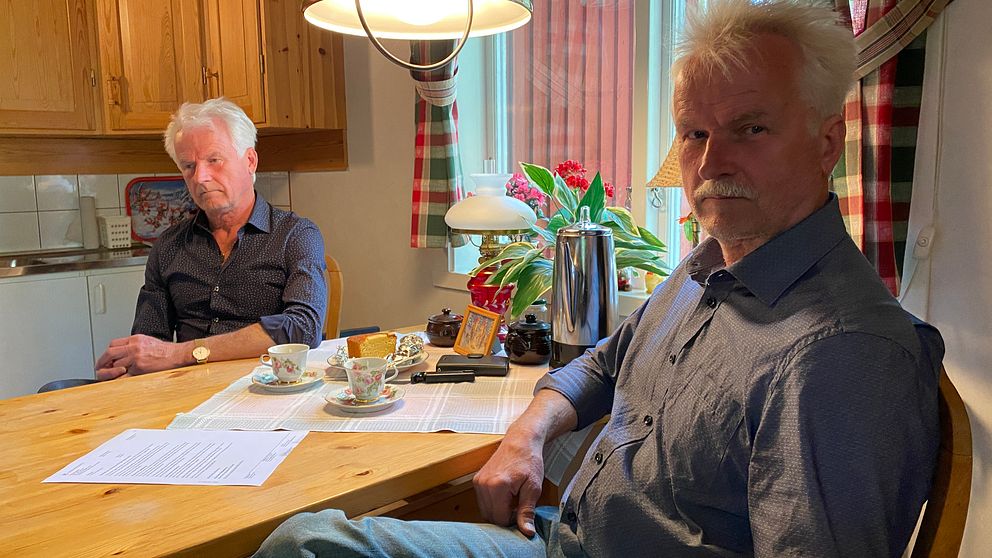 Ture och Tore Molin sitter i sin stuga i Annelund norr om Ånge, vid köksbordet och ser allvarliga ut.