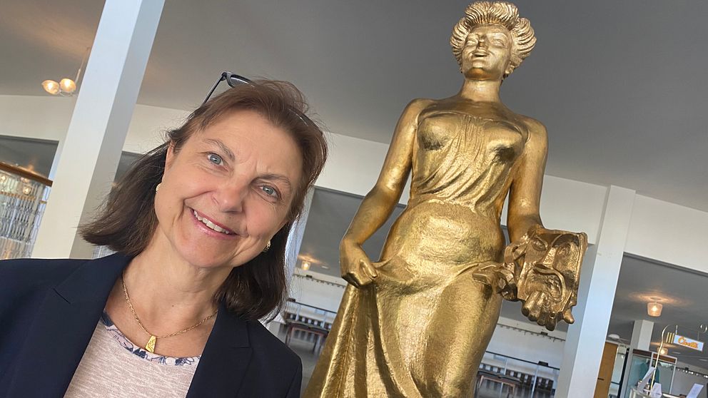 Christina Hörnell, nybliven vd och konstnärlig ledare för, framför Bror Marklunds stora skulptur Thalia, i foajén på Malmö opera.