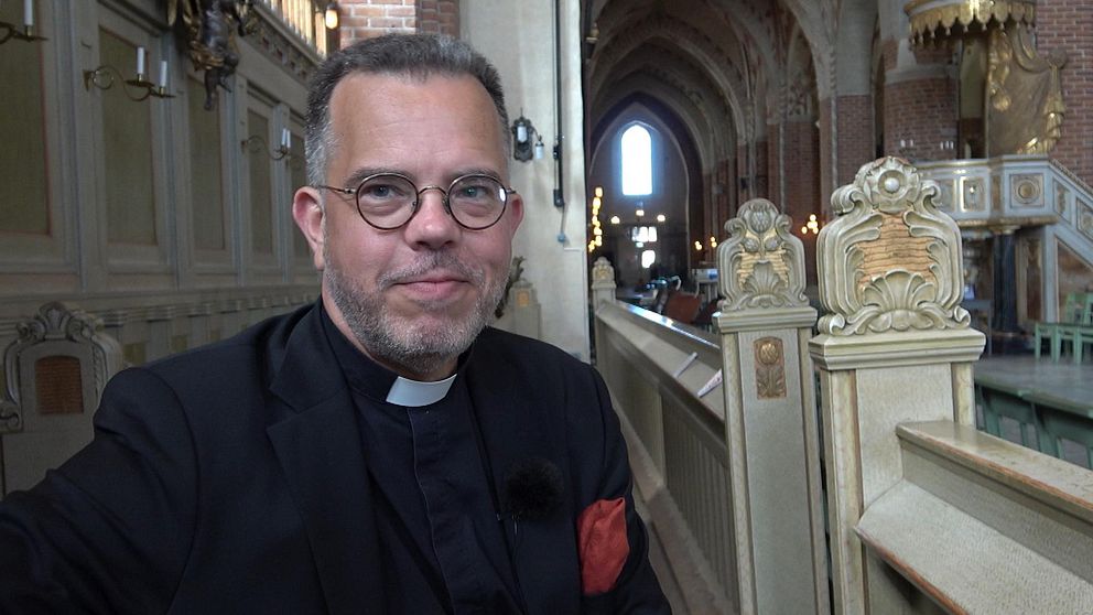 I bild syns domprosten Christofer inne i Strängnäs domkyrka.