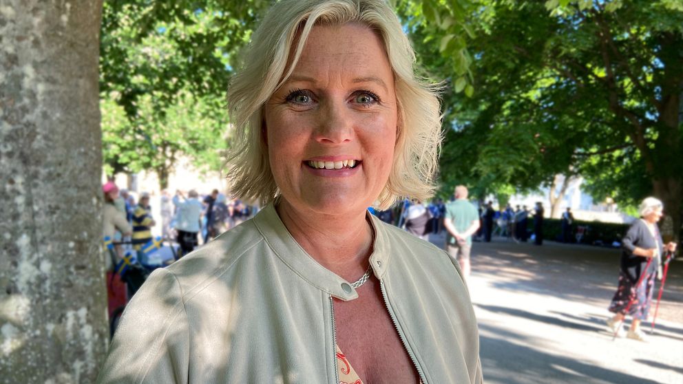 Landshövding tittar in i kameran och ler.
