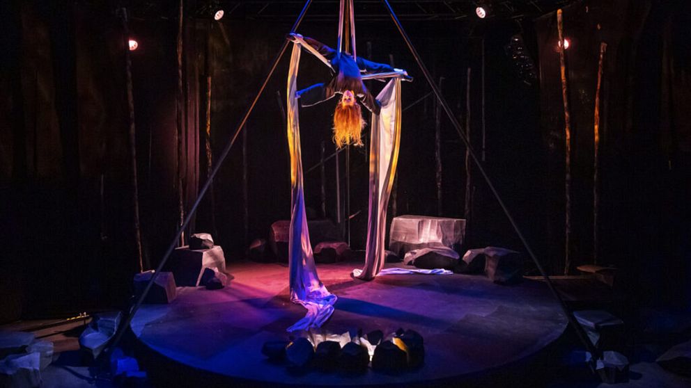 scenbild från ”Allaq – Dållen gïelle, eldens röst”