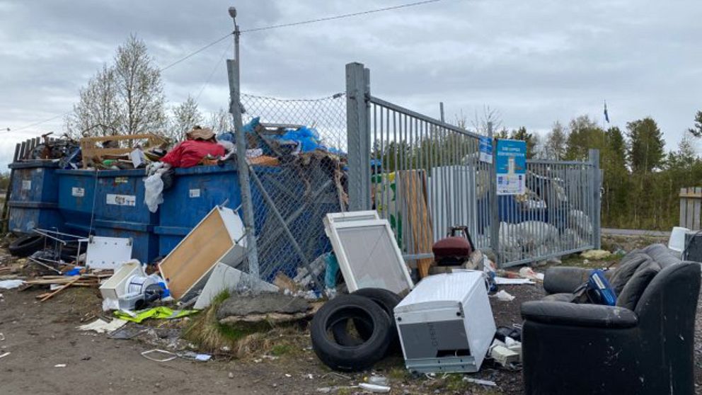 massor med skräp på återvinningscentralen i Övre Soppero