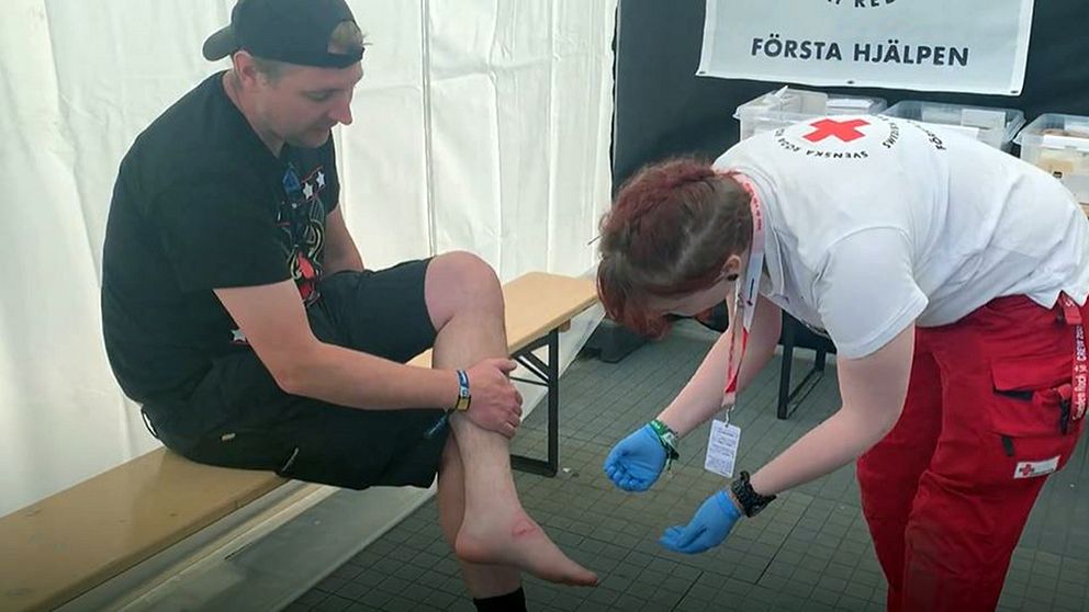 Christoffer Lind får sin fot omplåstrad på Sweden Rock Festival.