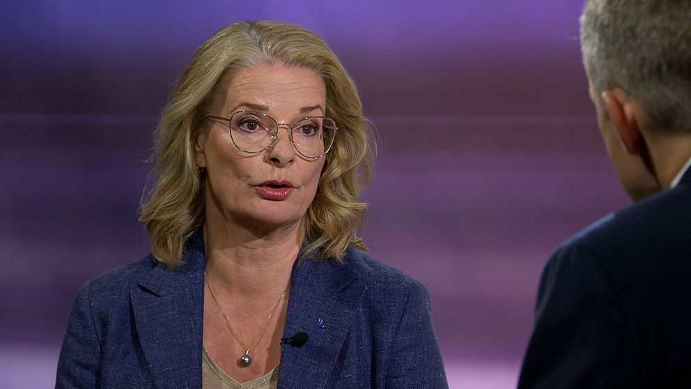 Skolminister Lotta Edholm (L) pratar om skolsatsningen i SVT:s 30 Minuter.