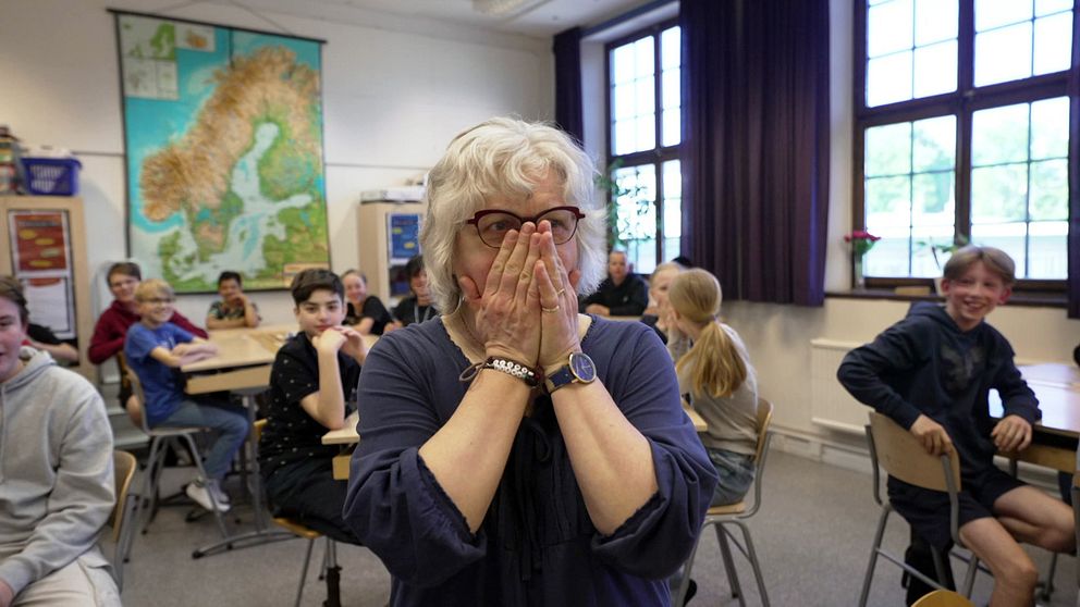 Lena Sjöblom håller händerna över munnen när hon överraskas av Lilla aktuellt i klassrummet