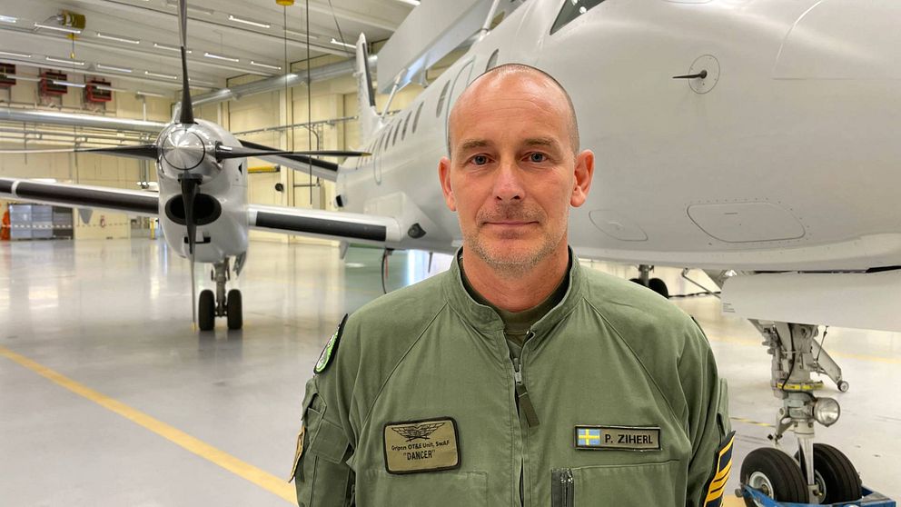 Överstelöjtnant Pierre Ziherl, chef för Specialflygskvadronen, framför radarspanings- och ledningsflygplanet S100D/ASC890.