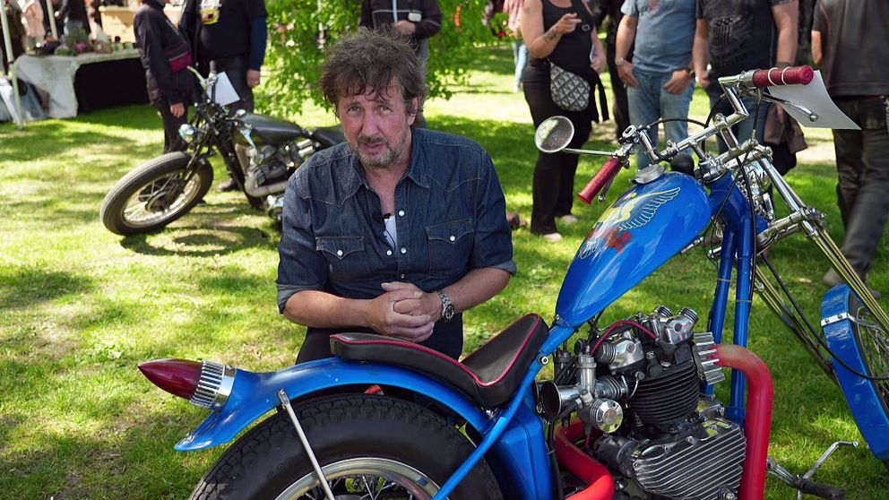 Dennis Dahlqvist guidar till en värld av bobbers, choppers och hur konstärlig kreativitet tar sig uttryck i mc-världen.