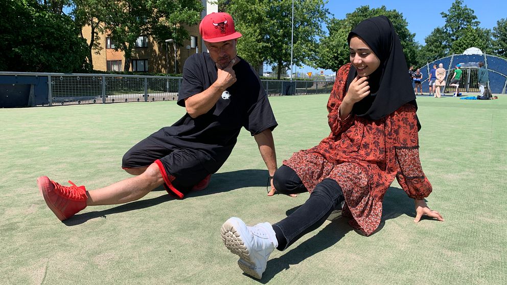 En breakdancare som lär en elev att dansa breakdance på Stenkulaskolan i Malmö.