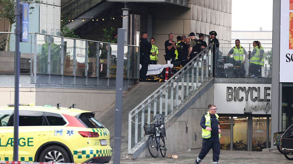 Ett stort räddningspådrag med polis och sjukvårdare utanför ett köpcenter