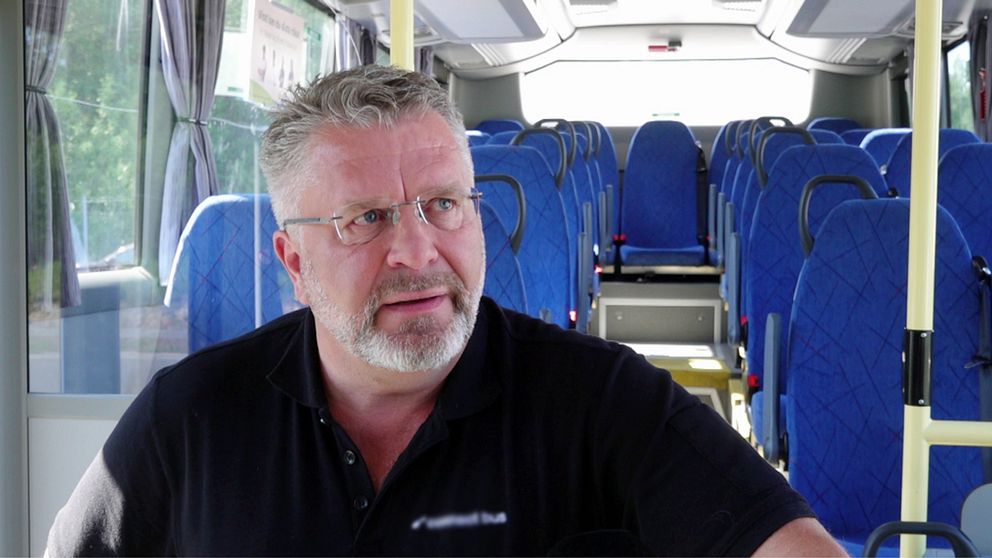Robert Karlsson, trafikområdeschef Connect bus. Man med grått hår och skägg står i buss.