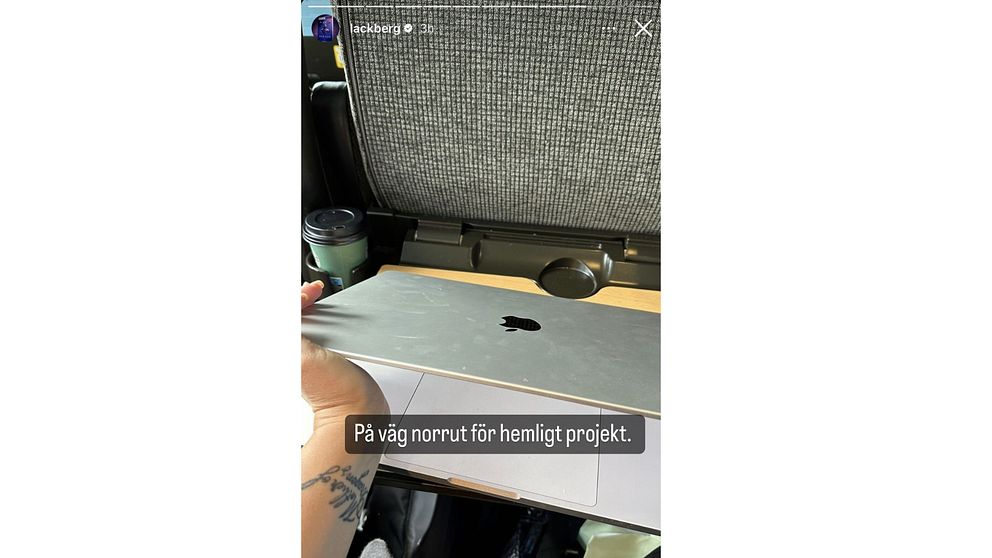 Bilden är en skärmdump från Camilla Läckbergs instagram. På bilden syns en dator där skärmen är nedfälld. Det syns även en hand som håller i datorn.