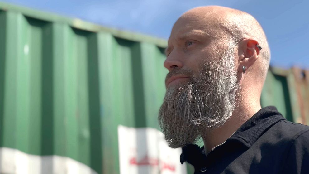 I bild syns Ronnie Allzén, klubbordförande på IF Metall. Han har långt skägg, är flintskallig och står framför en grön container. I videon berättar han hur Metallfacket ser på framtiden för deras medlemmar på Rönnskärsverket i Skelleftehamn efter branden.