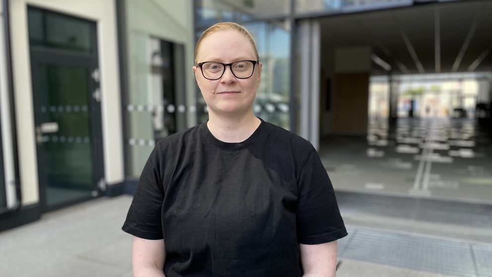 Linnéa Lorinius, trafikplanerare Örebro kommun står framför en passage och tittar rakt in i kameran.