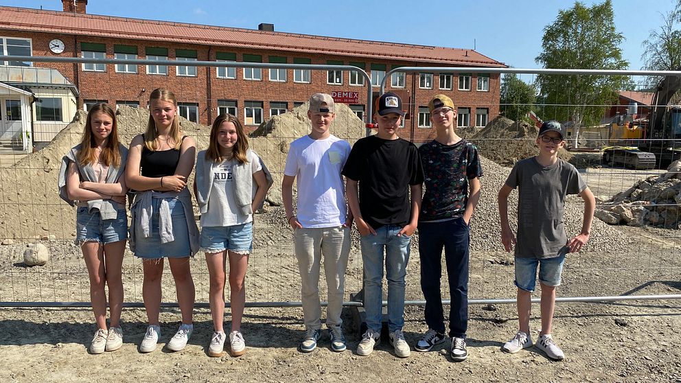 Elever från årskurs sju står framför sin skola Sonfjällsskolan i Hede. Det är en ombyggnad som pågår i bakgrunden.