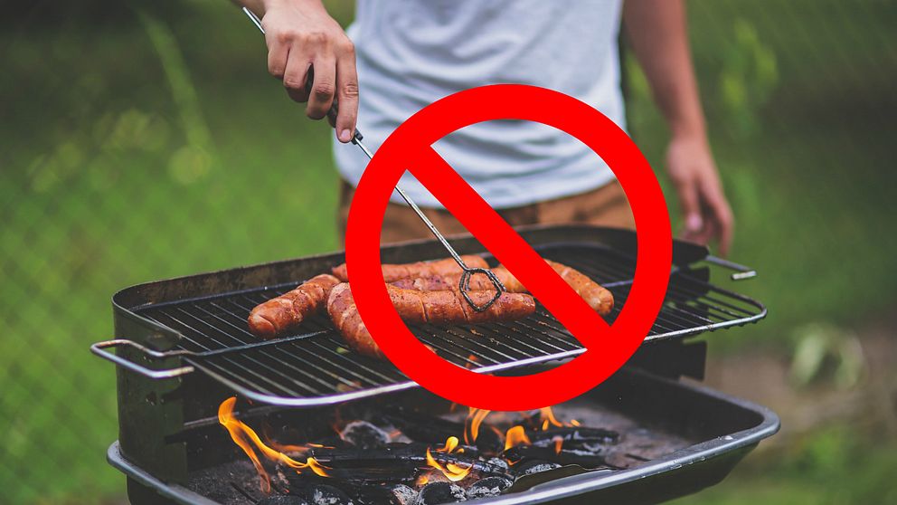 En person står vid en grill med korvar på. Över bilden syns en röd ring med ett snett streck, som en förbudssymbol.