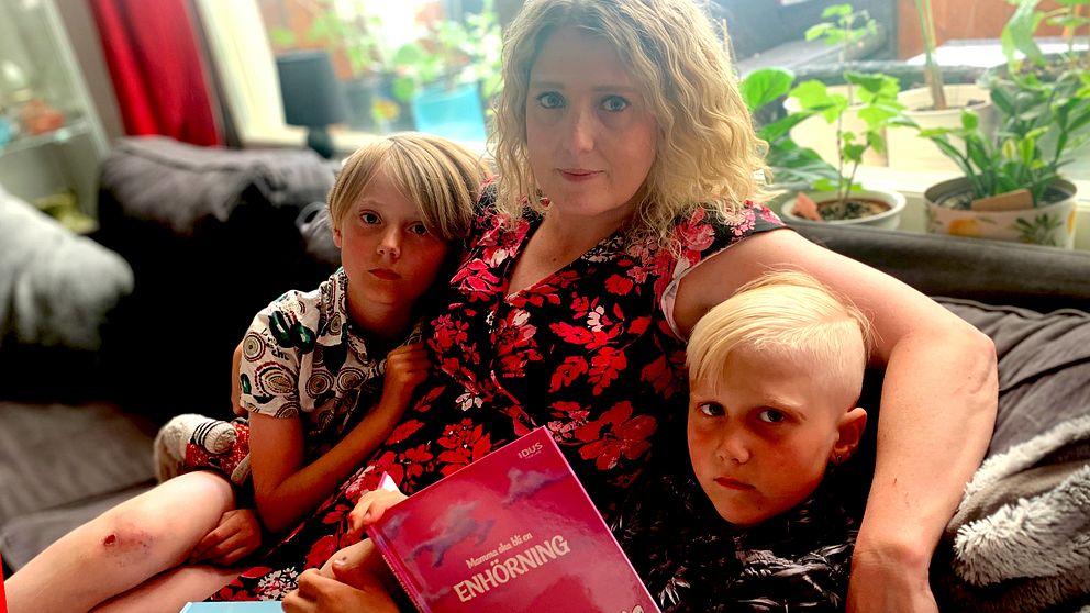 Annie Hagvall Einarsrud tillsammans med sina barn i soffan i hemmet i Örebro.
