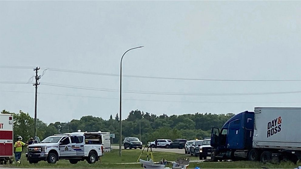 Bilden visar olycksplatsen, en lastbil och utryckningsfordon.