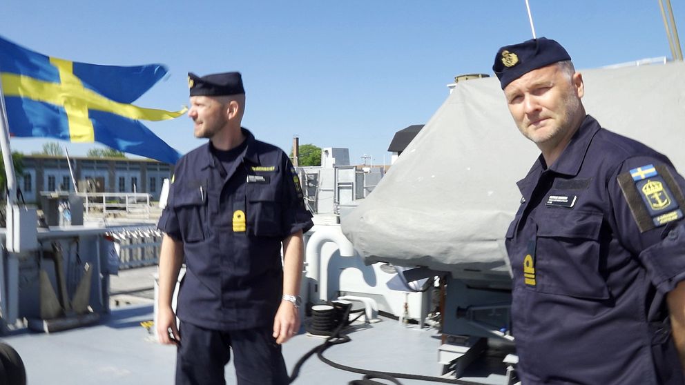 Divisionschef Bengt forssman och fartygschef Mathias Hagberg på HMS Vinga.