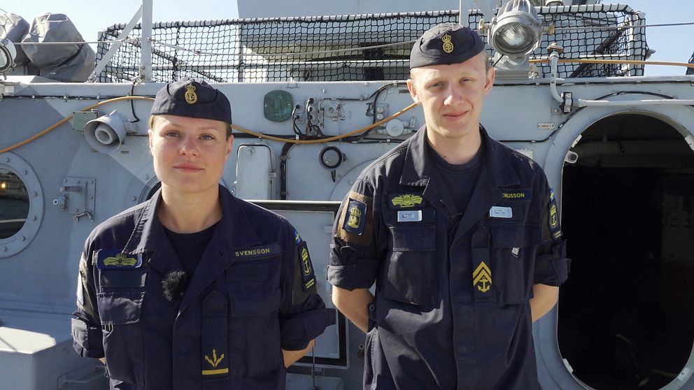 Sambandsbefäl Emma Svensson och sonaroperatör Max Magnusson är två av besättningsmedlemmarna på HMS Vinga.