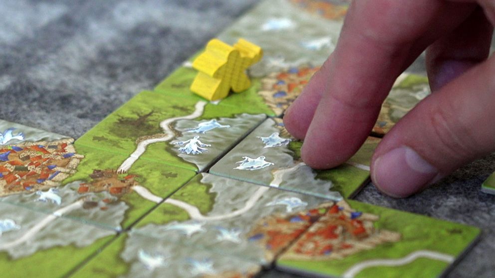 ”Mists over Carcassonne” är en uppföljare till klassikern ”Carcassonne”, kan spelas med tre eller fler spelare och passar bäst för mer avancerade spelare som letar efter en meditativ men utmanande spelupplevelse.