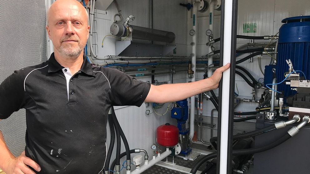 Mikael Vesala i Färgelanda står bredvik det som ska bli tankstation för färgelandas biogasbilar.