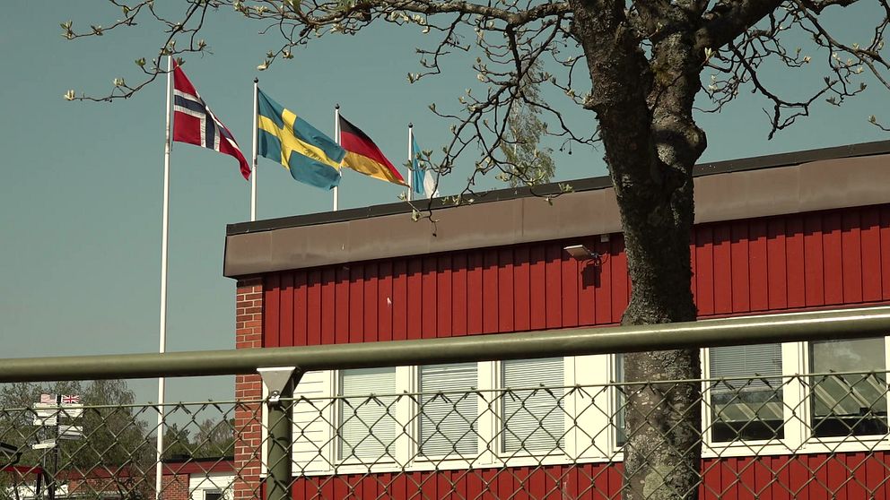 Omkring 150 elever har identifierats hittills i den omfattande utredningen där en tidigare anställd vid Engelska skolan i Karlstad är misstänkt för grovt barnpornografibrott. Det uppger åklagare Marcus Nyman.