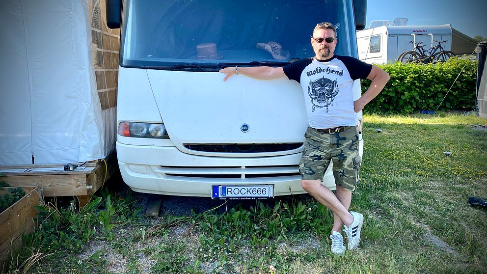 Tony Wrangskog från Västerås vid sin husbil.