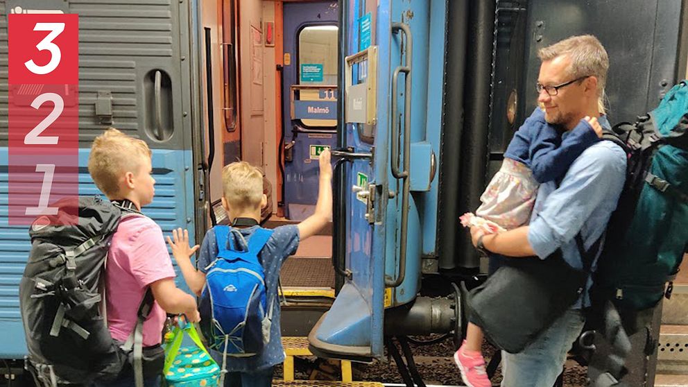 En familj på väg ombord på ett tåg. Nils Klerebo ger sina bästa tips för när man ska åka på tågsemester med barn.