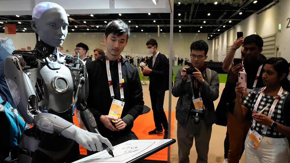 En robot interagerar med besökare under den internationella konferensen om robotik och automation, ICRA, i London i slutet av maj 2023.