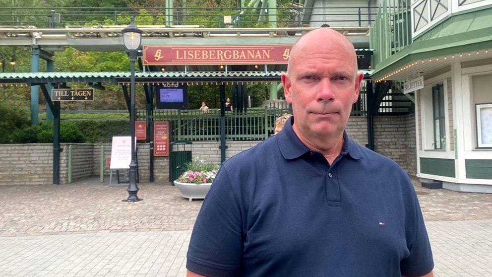 Daniel Lindberg, attraktionschef på Liseberg. Skallig man står framför skylt för Lisebergsbanan.