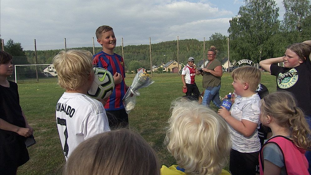 William Grund håller i fotbollsträning i Stöllet i Värmland.
