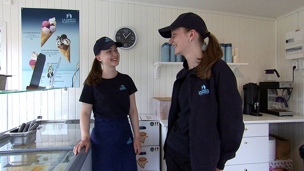 Systrarna Ebba, 18, och Klara Nilsson, 16, från Liljedal i caféet de driver.