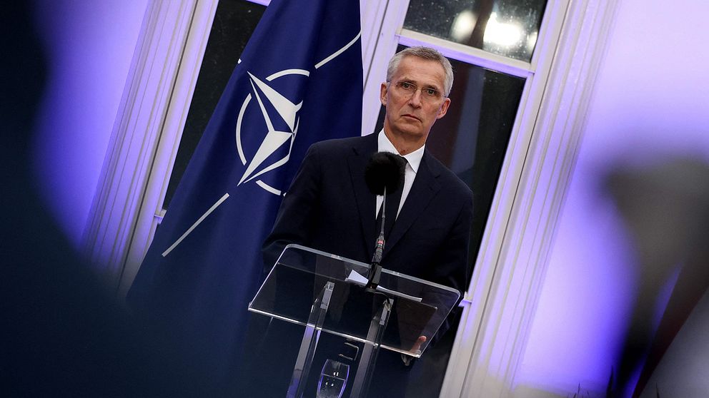 Natos generalsekreterare Jens Stoltenberg står vid talarstolen.