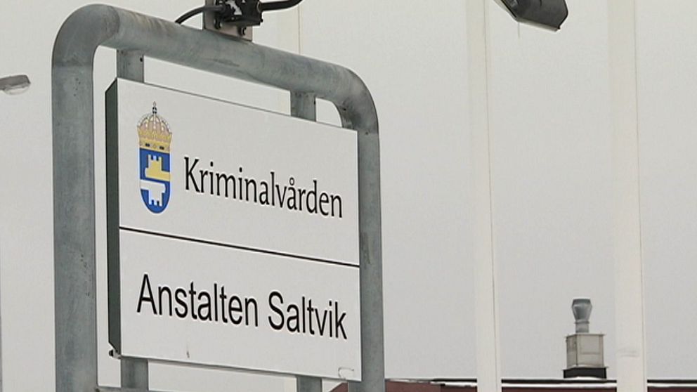 På bilden syns en skylt där det står Kriminalvården, Anstalen saltvik.